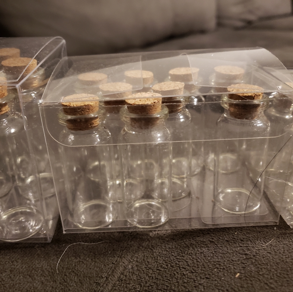 Small cork topped glass jars with extras - Picture 3 of 7